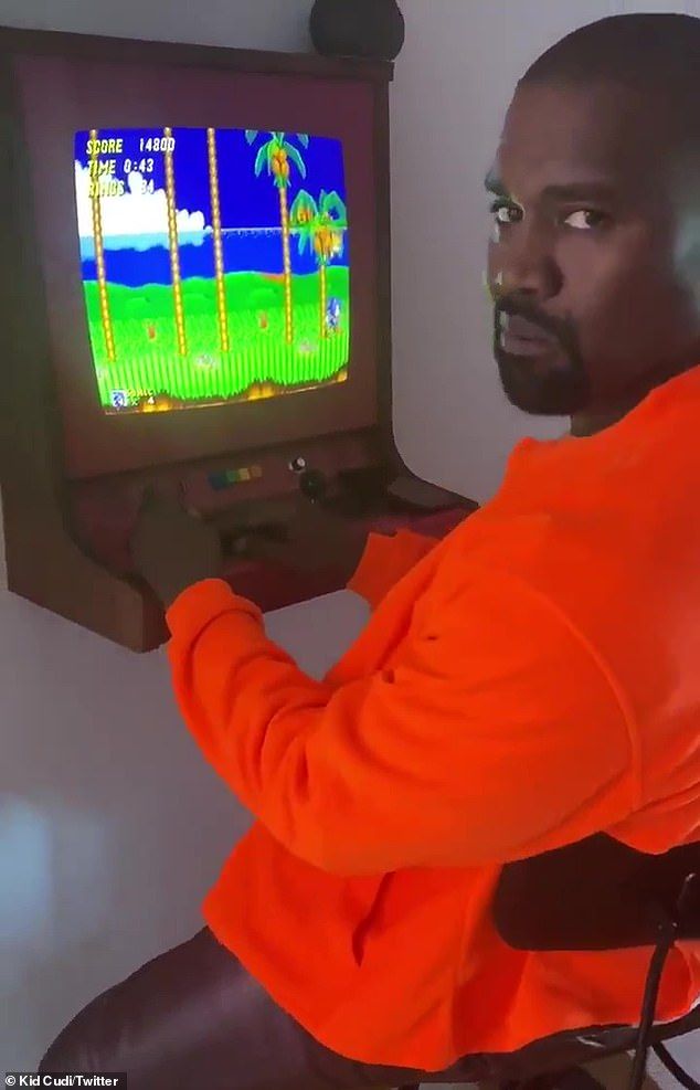 Kanye West enjoys an old school arcade game of Sonic with Kid Cudi