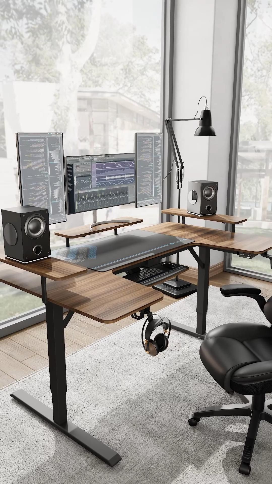 Comfortable and healthy, the U-shaped standing desk that creates the perfect office space