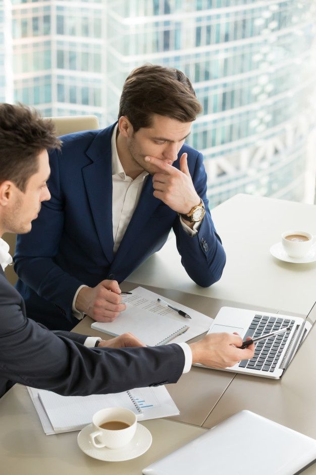 Empresarios discutiendo resultados de trabajo en reunión | Foto Gratis